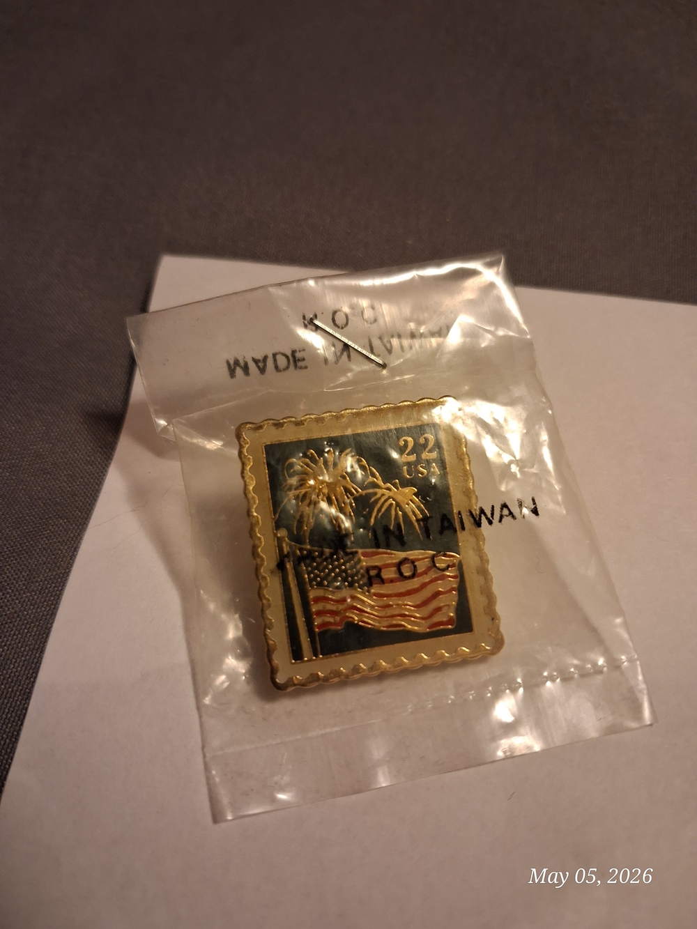 🎆 Vintage 22c USA Flag & Fireworks Stamp Pin 🎆